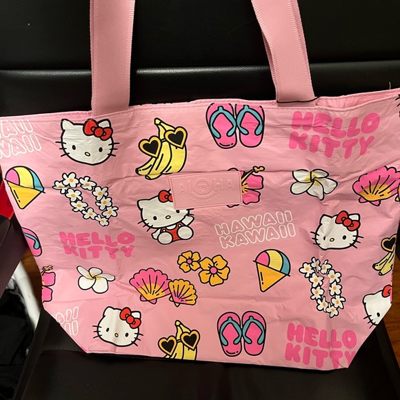 Hello Kitty x Aloha Collection Day Tripper Bag - Picture 2 of 3
